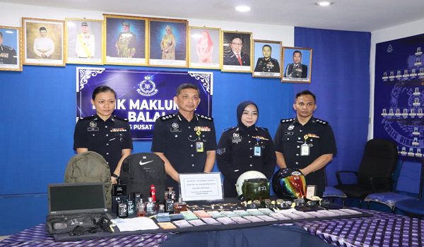 ACP Mohd Farhan Lee Abdullah (dua kiri) menunjukkan kepada media sebahagian barangan curi yang dirampas daripada suspek